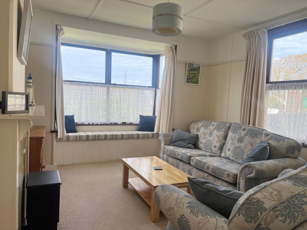 Lot: 114 - DETACHED CHALET STYLE BUNGALOW ON GOOD SIZE PLOT - Living room